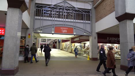 Entrance-to-the-Lion-Yard-shopping-mall-in-central-Cambridge,-UK