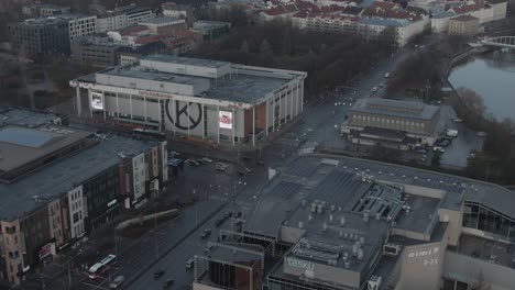 Starkes-Vergrößern-Mit-Drohne-In-Das-Große-Einkaufszentrum-Des-Tartus-Kaufhauses-Im-Stadtzentrum