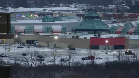 Un-Lapso-De-Tiempo-Del-Estacionamiento-Del-Centro-Comercial-Woodbine,-Mientras-Un-Trabajador-En-Un-Tractor-Limpia-La-Nieve-Y-El-Hielo-Después-De-Una-Fuerte-Tormenta-De-Nieve-Reciente-En-Un-Frío-Día-De-Invierno,-Etobicoke,-Canadá