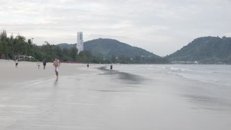 Der-Strand-Mit-Weißem-Sand-Und-Ruhigen-Wellen-Vom-Ruhigen-Meer-Im-Sommersonnenschein-Tagsüber