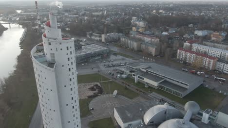 Tiro-De-Drone-De-La-Torre-De-Caracol-Del-Centro-De-Tartu,-Centro-De-Ciencias-Ahhaa,-Parque-Acuático-Aura,-Zepelinn