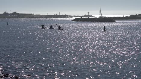 Menschen-Beim-Kajakfahren-Und-Angeln-Im-Moss-Landing-Harbour-Im-Monterey-County,-Kalifornien