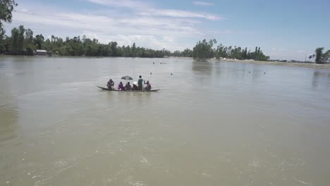 Las-Personas-Afectadas-Por-Las-Inundaciones-De-Bangladesh-Se-Están-Moviendo-En-Un-Bote-Después-De-Que-La-Inundación-Destruyó-Sus-Casas