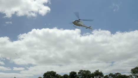 Helicóptero-Privado-En-Cámara-Lenta-Flota-Bajo-Listo-Para-Aterrizar