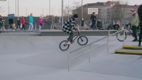 50-fps-Junge-Fährt-BMX-Fahrrad-Und-Stürzt-Fast-In-Einem-Skatepark-In-Vilnius