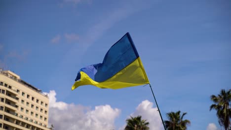 Wirkungsvolle-Ukrainische-Flagge,-Die-Gegen-Den-Blauen-Und-Bewölkten-Himmel-Weht