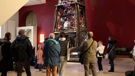 Multitud-Viendo-El-Carillón-De-La-Torre-Del-Reloj-Del-Milenio-En-El-Museo-Nacional-De-Escocia.