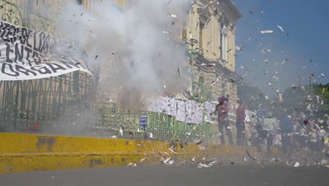 Salvadoreños-Salen-A-La-Calle-Para-Protestar-Pacíficamente-Contra-El-Actual-Gobierno-Haciendo-Estallar-Grandes-Petardos-Frente-Al-Palacio-Nacional---Cámara-Lenta