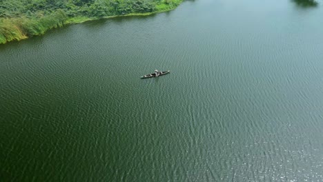 Isla-Victoria-Lagos,-Nigeria---15-De-Marzo-De-2022:-Vista-De-Drones-De-Un-Pescador-En-Un-Barco-De-Pesca-En-Aguas-Kuramo