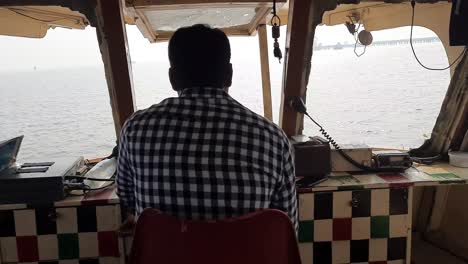 Un-Conductor-De-Barco-En-La-Cubierta-Superior-De-Un-Ferry-Turístico-De-Mumbai-A-La-Isla-De-Elefante,-Cerca-De-Mumbai,-India