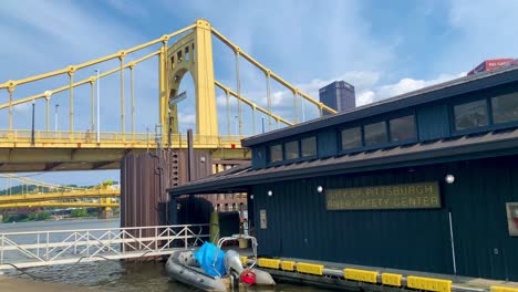 Centro-De-Seguridad-Del-Río-De-La-Ciudad-De-Pittsburgh-En-Pittsburgh,-Pennsylvania-Con-El-Puente-Roberto-Clemente-En-El-Fondo