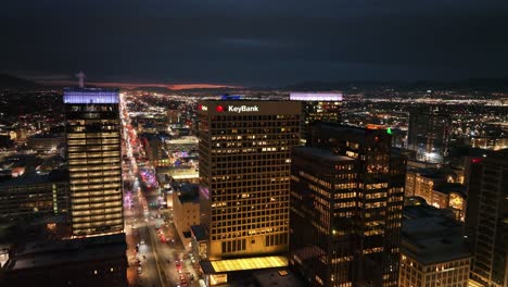 El-Centro-De-Salt-Lake-City-Utah-Por-La-Noche---Movimiento-De-Avance-Aéreo