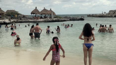 Familien-Versammeln-Sich-Am-Inlet-Beach-Im-Xcaret-Park,-Mexiko