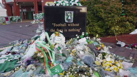 Nahaufnahme-Von-Fußballfans-Als-Hommage-An-Die-Keltische-Legende-Bertie-Auld