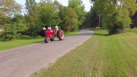 Die-Traktoren-Der-Oldtimer-Motoren--Und-Traktorenvereinigung-Kehren-Von-Der-Ausstellung-Auf-Dem-Bauernhof-Zurück