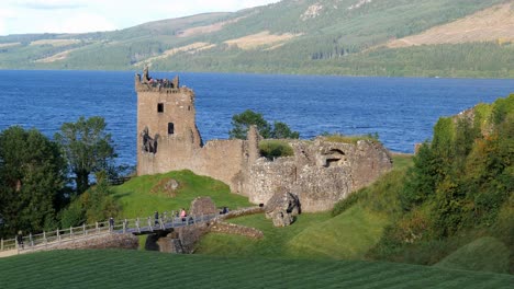 Urquhart-Castle-Bei-Sonnenuntergang-In-Der-Nähe-Der-Stadt-Drumnadrochit-Im-Schottischen-Hochland-Mit-Starken-Schatten