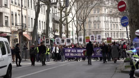 Manifestantes-Reunidos-Con-Pancartas-Y-Carteles-Contra-La-Brutalidad-Policial-Y-La-Injusticia-En-Lyon,-Francia