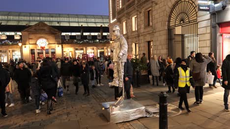 Multitud-Viendo-Minero-De-Levitación-De-Plata-Ejecutante-De-La-Calle-En-Covent-Garden,-Londres,-Inglaterra