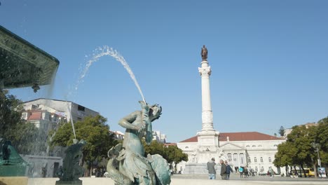 Rossio-Quadratischer-Wasserbrunnen-Lissabon-Portugal