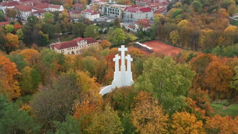 Antena:-Revelar-La-Toma-De-La-Colina-De-Las-Tres-Cruces-Con-El-Panorama-De-La-Ciudad-De-Vilnius-En-Otoño