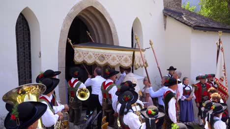 Ein-Priester-Betritt-Die-Kirche-Während-Eines-Katholischen-Gottesdienstes-Im-Freien