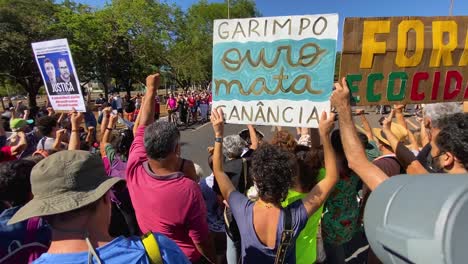 Vista-Superior-Sobre-La-Multitud-De-Personas-En-La-Protesta-En-La-Ciudad-De-Brasilia-Contra-Los-Asesinatos-Amazónicos-En-Brasil-En-El-Brit-Dom-Phillips-Y-El-Brasileño-Bruno-Pereira