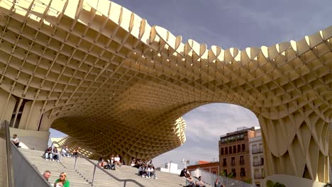 Hermosa-Sombrilla-Metropol-De-Los-Zetas-Con-Gente-Disfrutando-Del-Sol-En-Sevilla,-España