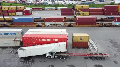 Contenedor-De-Carga-Arrasado-Por-Una-Fuerte-Tormenta-De-Viento-Se-Derrumbó-Sobre-Un-Camión-En-El-Patio-De-Carga-De-Una-Terminal-Intermodal-En-Brampton,-Ontario,-Canadá