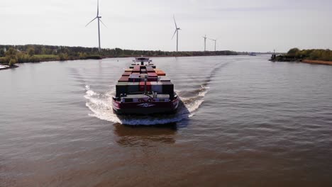 Luftaufnahme-Vom-Bug-Des-Frachtschiffs-Petran-Entlang-Der-Oude-Maas-Mit-Windmühlen-Im-Hintergrund