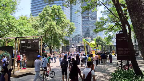 Toma-De-Tiempo-De-Personas-Disfrutando-Del-Festival-De-Primavera-Dentro-De-Chapultepec-En-La-Ciudad-De-México