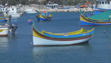 Die-Farbenfrohen-Traditionellen-Maltesischen-Fischerboote,-Die-Luzzu-Und-Die-Kajjik-In-Marsaxlokk,-Malta