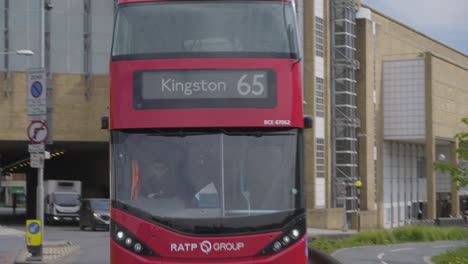 Starker-Verkehr-Auf-Den-Straßen-Londons-Mit-Rotem-Doppeldecker-Nr.-65,-Der-Nach-Kingston-Fährt