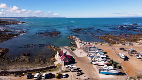 Vuelo-De-Drones-Sobre-Flota-De-Buceo-En-Jaula-De-Tiburones-En-El-Puerto-De-Kleinbaai