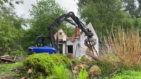 Ein-Mitarbeiter-Des-Technischen-Hilfswerks-Thw-Beseitigt-Bauschutt-Mit-Einem-Bagger