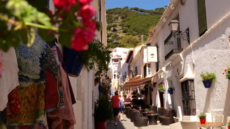 Vista-De-Enfoque-De-Rack-Mirando-A-Lo-Largo-De-Una-Calle-Estrecha-Con-Casas-De-Fachada-Blanca-En-La-Ciudad-Española-De-Mijas