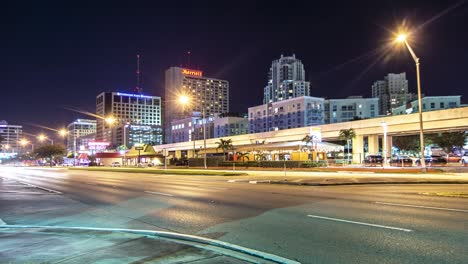 Nächtlicher-Zeitraffer-Des-Verkehrs,-Der-Auf-Der-US1-In-Dadeland,-South-Miami,-Florida,-An-Wolkenkratzern-Vorbeifährt