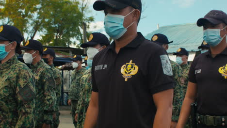 Oficiales-De-La-Policía-Nacional-Filipina-Asisten-A-Una-Ceremonia-De-Bandera-En-Medio-De-Una-Pandemia