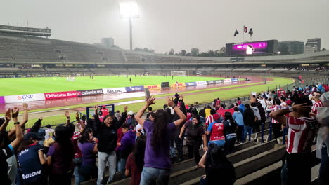 Partido-De-Fútbol-De-La-Liga-Femenina-Baleado-En-El-Estadio-De-La-Ciudad-Universitaria-De-La-Unam-En-La-Ciudad-De-México-Durante-Una-Fuerte-Tormenta