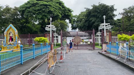 Un-Hombre-Camina-Hacia-La-Entrada-Del-Parque-Lumpini,-Bangkok,-Tailandia