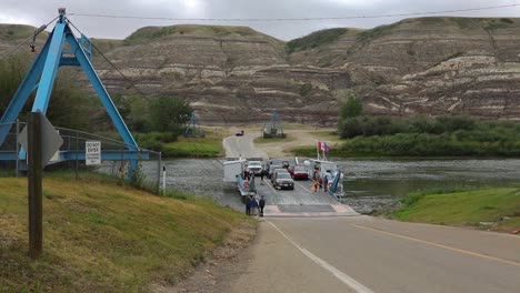 Als-Eine-Der-Wenigen-Fähren,-Die-Heute-Noch-In-Betrieb-Sind,-Entlädt-Die-Bleriot-Fähre-Fahrzeuge-Nach-Der-Überquerung-Des-Red-Deer-River