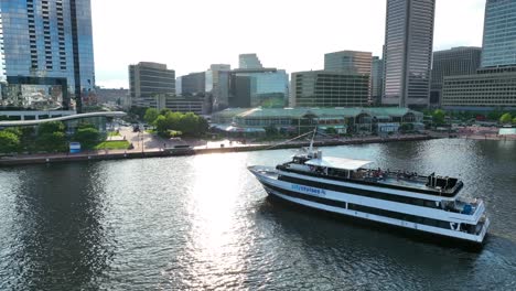 Touristen-Auf-Stadtrundfahrten-Im-Innenhafen-Von-Baltimore,-Maryland