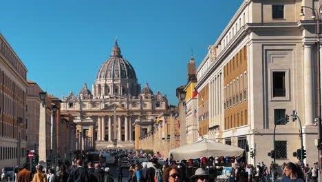 Toma-Panorámica-Que-Muestra-A-Muchos-Turistas-Visitando-La-Famosa-Calle