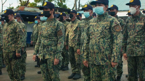 Philippinische-Nationale-Polizisten-Nehmen-An-Einer-Flaggenzeremonie-Inmitten-Einer-Pandemie-Teil