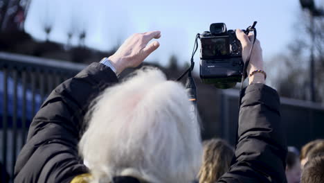 Ein-Fotograf-Macht-Ein-Foto-Der-Ukrainischen-Kriegsflüchtlinge-Im-Registrierungszentrum-Der-Regierung-Im-Nationalstadion-In-Warschau