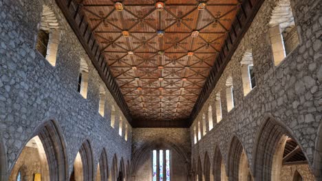 Schwenk-Mit-Flachdecke-Der-Domkirche-St