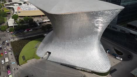 Dron-Aéreo-En-Movimiento-Hacia-Atrás-Sobre-El-Museo-Soumaya,-Ubicado-En-El-Barrio-De-Polanco-En-Un-Día-Soleado