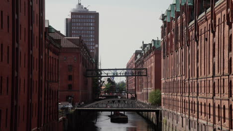 Distrito-De-Almacenes-De-Speicherstadt-De-Hamburgo-Junto-Al-Canal-Con-El-Puente-Viejo,-Alemania