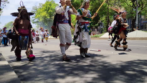 Aufnahme-Des-Bettelns-Einer-Aztekischen-Kundgebung-Im-Paseo-De-La-Reforma