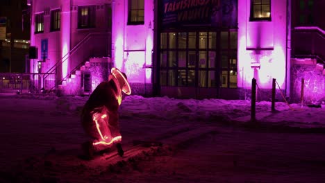 Trabajador-Del-Festival-De-Lux-Disfrazado-Fuera-Del-Colorido-Edificio-De-Helsinki