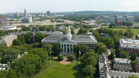 Toma-Aérea-En-órbita-Sobre-El-Edificio-De-Admisiones-De-La-Escuela-De-Negocios-De-Harvard